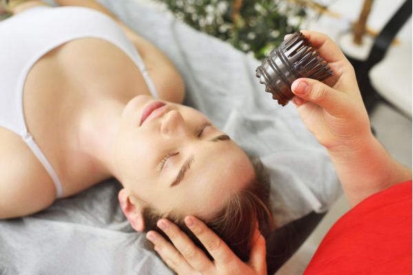 Read more about the article Top 5 Ways Aroma Massage Therapy Can Reduce Your Work Blues